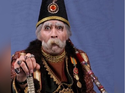 وقتی «جواد عزتی» و «هادی کاظمی» پای استادشونو به منقل میکشونن/ "سیامک انصاری": اتفاقی نیفتاده/ الان سفر در زمان آغاز می‌شه، هپی فِیس شده‌ای