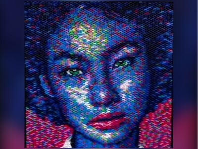 ویدیو/ شاهکار هنری با خلق چهره‌ای حیرت‌انگیز فقط با تعدادی درب پلاستیکی بطری رنگی و خلاقیت به مقدار لازم