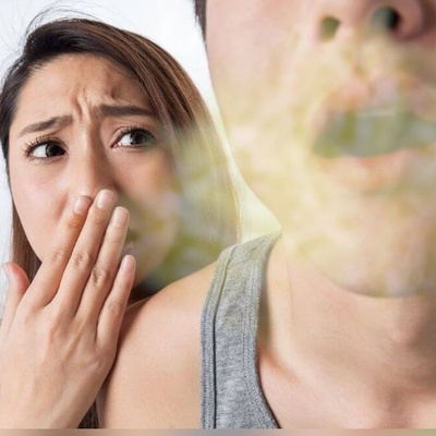 (ویدئو) اگر دهانتان همیشه بوی تعفن می‌دهد، این علت عجیب را جدی بگیرید!