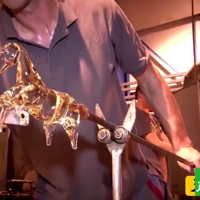 زیبایی های دنیای مواد مذاب و آتش در شیشه گری؛ساخت حیوانات بلورین با مواد مذاب آب نباتی حاصل یک عمر تجربه