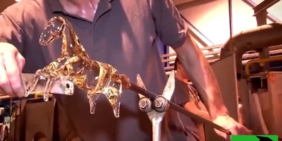 زیبایی های دنیای مواد مذاب و آتش در شیشه گری؛ساخت حیوانات بلورین با مواد مذاب آب نباتی حاصل یک عمر تجربه