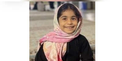 (ویدئو) واکنش وزیر فرهنگ در مراسم سین هشتم؛ بوسه بر کیف سلما ذاکری در سوگ دانش‌آموزان میناب