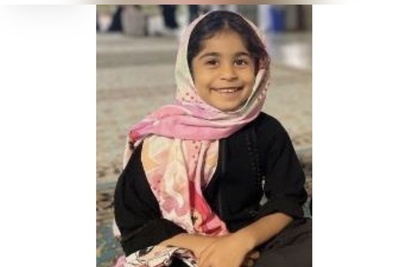 (ویدئو) واکنش وزیر فرهنگ در مراسم سین هشتم؛ بوسه بر کیف سلما ذاکری در سوگ دانش‌آموزان میناب