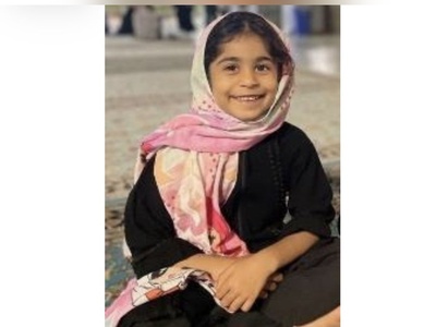 (ویدئو) واکنش وزیر فرهنگ در مراسم سین هشتم؛ بوسه بر کیف سلما ذاکری در سوگ دانش‌آموزان میناب