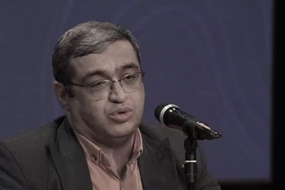 کاش آقایون این حرف سعید عزیزی را زودتر یاد بگیرند؛ خوش‌بحال آقایی که پیام عاشقانه‌اش رو بچه‌اش تو گوشی مامانش بخونه، عجیجم، عجقم بابا بلاعه‌ هااا