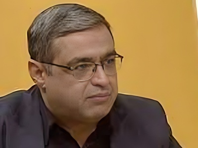 (ویدیو) پیام مخاطب: همسر من توی خونه با من خیلی خوبه، به خانوادش که میرسه وانمود میکنه که منو دوست نداره/ جواب دکتر سعید عزیزی شنیدنیه!