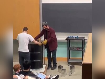 (ویدئو) آزمایش علمی جالب از درون‌پاشی یک بشکهٔ نفت/ نمایش اختلاف فشار درون و بیرون بشکه به صورت عملی