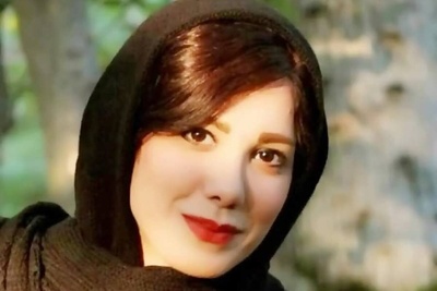 (ویدیو) دلنشین‌ترین و بهترین شعرخوانی باران نیکراه از اهورا ایمان: گفتم این آغاز پایان ندارد/ عشق اگر عشق است آسان ندارد