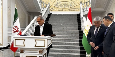 تصویر| دکتر پزشکیان چه پیامی برای دانشجویان دانشگاه ابن سینا تاجیکستان به یادگار گذاشت؟!