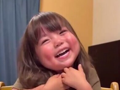 صحنه‌ای دلنشین و بانمک از یادگیری زبان/ با دیدن این ویدئو هر کسی، در هر سنی دلش میخواهد انگلیسی یاد بگیرد/ فقط تعجب کردناش