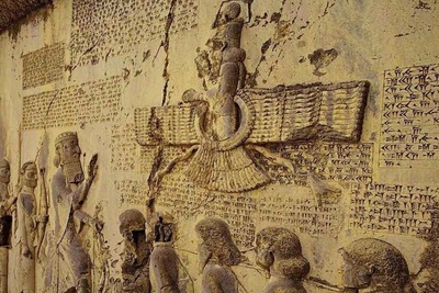 (ویدئو) کشفی که تاریخ ایران را از نو نوشت؛ بیستون و داستان شگفت‌آور داریوش و مرد انگلیسی که برای رمزگشایی آن از مرگ نترسید