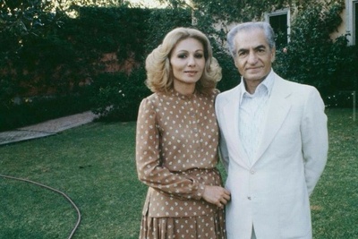 (عکس) لباس نامزدی زمردنشان فرح دیبا و محمدرضا پهلوی/ نمادی از تجمل‌گرایی بی‌پایان دربار پهلوی