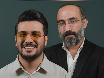 (ویدئو) افشاگری جنجالی در برنامه امیرحسین قیاسی؛ هادی حجازی فر دست بازیگر معروف را گاز گرفت! / بیچاره معلم کلاس کنترل خشم😂