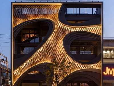 نگاهی به معماری خیره‌کننده یک ساختمان با الهام از پوست مار؛ یکی از عجیب‌ترین نماهای دنیا با ترکیب جسارت و خلاقیت