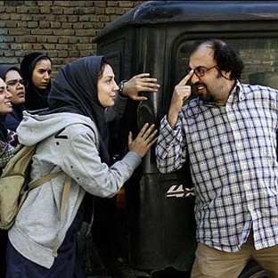 (ویدئو) 😅 این سکانس از رضا عطاران در نقش معلم شیمی، هیچ وقت فراموش نمیشه! کاش معلم ما هم اینطوری بود...