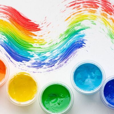 (ویدئو) انفجار رنگ‌ها در حباب‌های پلاستیکی / نقاشی خلاقانه با سرنگ و پلاستیک!