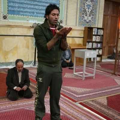 علیرضا نیکبخت: من همیشه تو هرحالتی نمازمو میخونم، تاحالا نه سیگار کشیدم، نه مواد نزدم، برای همینم خوب موندم دیگه فقط...+فیلم