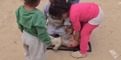 آیین کفن و دفن عروسک ها در جهان کوچک کودکان غزه؛ جنگی که بازی و شادی را از کودکان ربود+فیلم