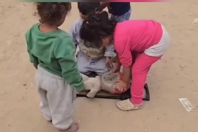 آیین کفن و دفن عروسک ها در جهان کوچک کودکان غزه؛ جنگی که بازی و شادی را از کودکان ربود+فیلم