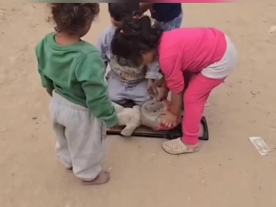 آیین کفن و دفن عروسک ها در جهان کوچک کودکان غزه؛ جنگی که بازی و شادی را از کودکان ربود+فیلم