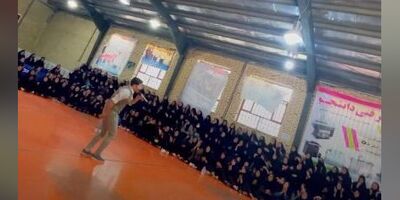 (ویدئو) اجرای هماهنگ سرود «ببعی تو بازیگوشی» همراه با موج مکزیکی در دبیرستان دخترانه