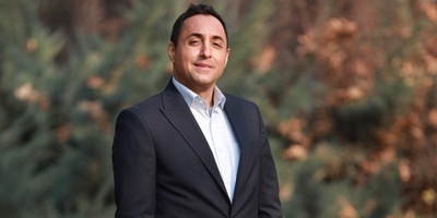 ویدیو | امیرحسین رستمی با شور و اشتیاق فعل «خواستن» را به فارسی و انگلیسی صرف می‌کند