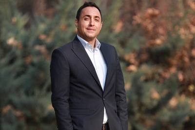 ویدیو | امیرحسین رستمی با شور و اشتیاق فعل «خواستن» را به فارسی و انگلیسی صرف می‌کند