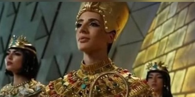 حضور هنرمندان و ورزشکاران زن و مرد در افتتاحیه موزه بزرگ مصر به شکل فراعنه و استایل نفرتیتی+فیلم و عکس