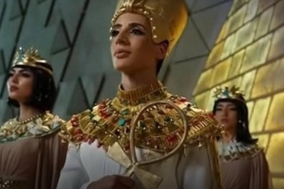 حضور هنرمندان و ورزشکاران زن و مرد در افتتاحیه موزه بزرگ مصر به شکل فراعنه و استایل نفرتیتی+فیلم و عکس