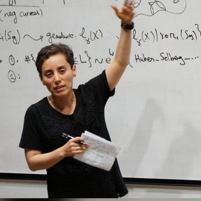 تسخیر جلد کتاب‌های درسی ایتالیا توسط تصویر مریم میرزاخانی و بازتاب گسترده آن در میان کاربران