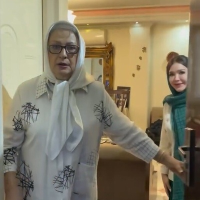 ویدئو/نگاهی به چیدمان منزل شاهانه و سنتی «مریم امیرجلالی»/ از صندلی راک و مبلمان کلاسیک تا فرش اصیل ایرانی و تابلوهای هنری