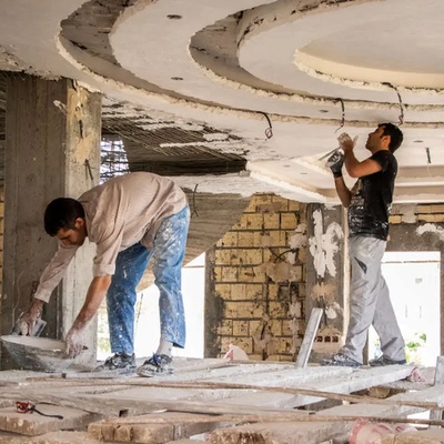 خلاقیت خنده دار بَنای گیلانی با  تبدیل کیسه گچ به موتور  طنزیه برای خودش که زبونم از توصیفش قاصره/اینجوری گاز نده تصادف می کنی😂