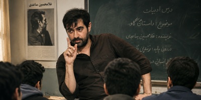 (ویدیو) کاش هممون یدونه معلم مثل شهاب حسینی داشتیم/ کلاس داستان گاو با شاگردایی که هیچکس حریف زبونشون نمیشه😂