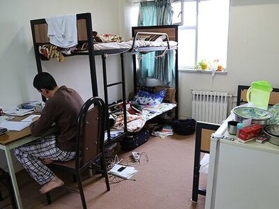 تست خوانندگی دانشجویان ایرانی در خوابگاه پسرانه/ هم اتاقی برس به دادم+فیلم