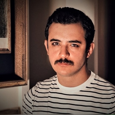 (ویدئو) قصه‌ی اعتراف ناگهانی علی شادمان در کلاس زبان؛ وقتی همه منتظر یک جمله معمولی بودند، او گفتنی‌ترین حرف دلش را گفت! / بزرگوار جنبه تعریف نداشت😅