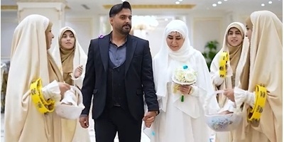 از ورود عروس با چادر و دست‌بوسی پدر و مادر تا برش کیک روی سکوی نورانی و...؛ در نگاهی به بخش‌های خاص یک تالار مذهبی برای عروسی +فیلم