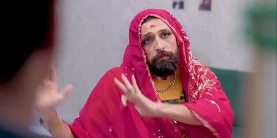 عشوه و رقص محسن افشانی با لباس زنانه و با یه مَن دیش و سبیل پرحاشیه شد!+ویدیو