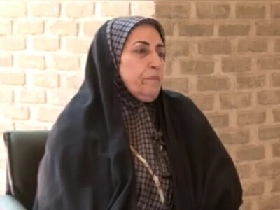 (ویدئو) فداکاری بی‌نظیر معلم بازنشسته؛ حاجیه خانم خدام با هزینه شخصی خود 500 زندانی را آزاد کرد