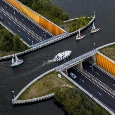 (ویدئو) شاهکار مهندسی هلند؛ آبگذر حیرت‌انگیز ولئومیر که اجازه می‌دهد کشتی‌ها از روی بزرگراه عبور کنند! چنین صحنه‌ای را باور نمی‌کنید…