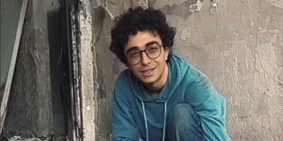 (ویدئو) پاسخ کوبنده جوان ایرانی به ویرانی؛ آنچه این دانشجو در میان خاکسترها یافت میراثیست که با بمب از بین نمی‌رود...