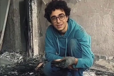 (ویدئو) پاسخ کوبنده جوان ایرانی به ویرانی؛ آنچه این دانشجو در میان خاکسترها یافت میراثیست که با بمب از بین نمی‌رود...