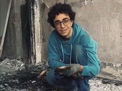 (ویدئو) پاسخ کوبنده جوان ایرانی به ویرانی؛ آنچه این دانشجو در میان خاکسترها یافت میراثیست که با بمب از بین نمی‌رود...