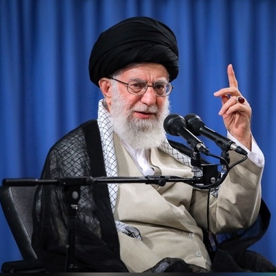 (ویدئو) متعجب شدن کارشناسان رسانه از ماراتن کلامی رهبر شهید انقلاب؛ چطور با زبان روزه 80 دقیقه بی‌تپق سخنرانی کرد؟