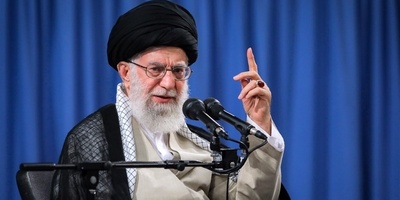 (ویدئو) متعجب شدن کارشناسان رسانه از ماراتن کلامی رهبر شهید انقلاب؛ چطور با زبان روزه 80 دقیقه بی‌تپق سخنرانی کرد؟