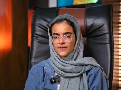 وایرال شدن عکسی از صبا معصوم‌نیا، رتبه یک کنکور تجربی از بندرعباس در میان کتاب‎‌هایش/ روزانه 14 ساعت درس می‌خواندم