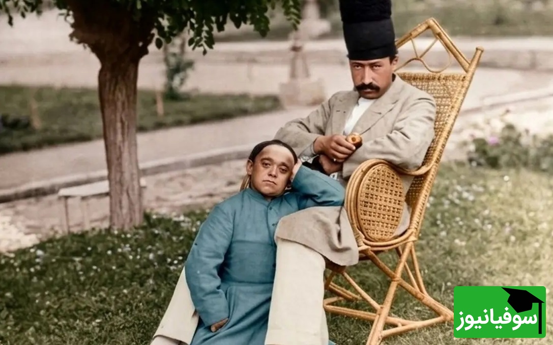 تصویر طنزآمیز یکی از درباریان به همراه یک خواجۀ دربار؛ مرد درباری پنج کلاه را روی سرش گذاشته است