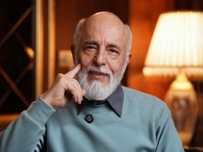 (ویدیو) دکتر علیرضا آزمندیان متخصص روانشناسی: با گدای چشم و دل سیر بگرد ولی با پولدار گدا صفت نه...