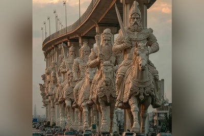 معماری خیره کننده ستون‌های اسطوره‌ای الهام از اساطیر تاریخی ایران؛ شاهکار جهانی که باید ببینی + عکس