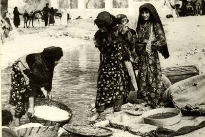 قاب تاریخ امروز / سفر به دوران ناصرالدین شاه از  خیابان‌های تهران تا استایل مردان قاجاری در باغشاه + عکس