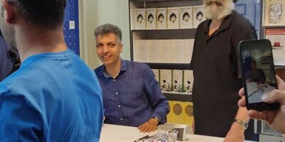 (عکس) استقبال بی‌نظیر از عادل فروسی‌پور و کتاب‌هایش در نمایشگاه کتاب تهران